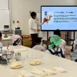 「FRESH CHEESE STUDIO」の食育活動として、小学校への出前授業「手づくりチーズ体験学習」を開催